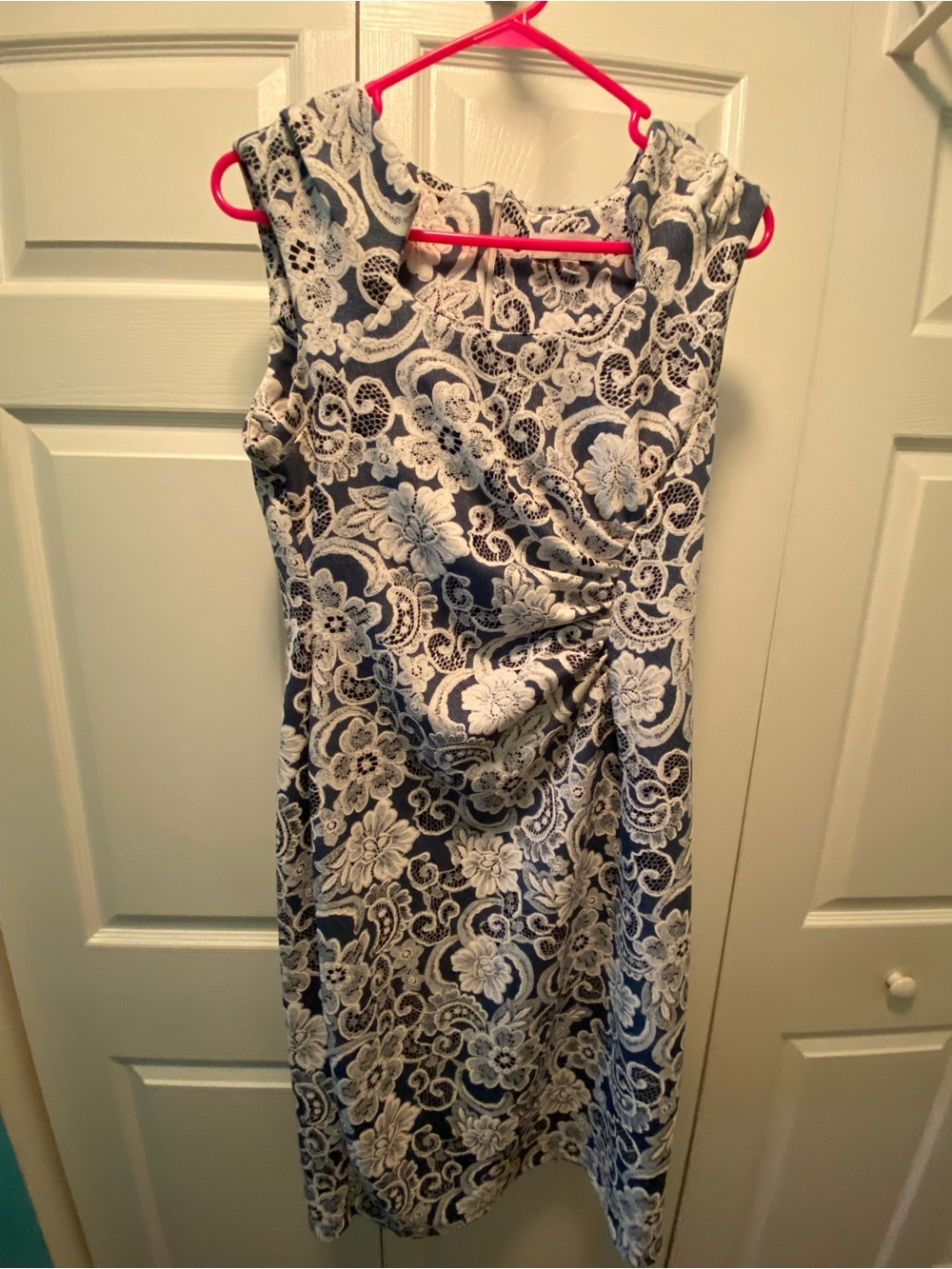 Shelby & Palmer White Lace Blue Floral Pattern Sleevless Sheath Dress Size 10